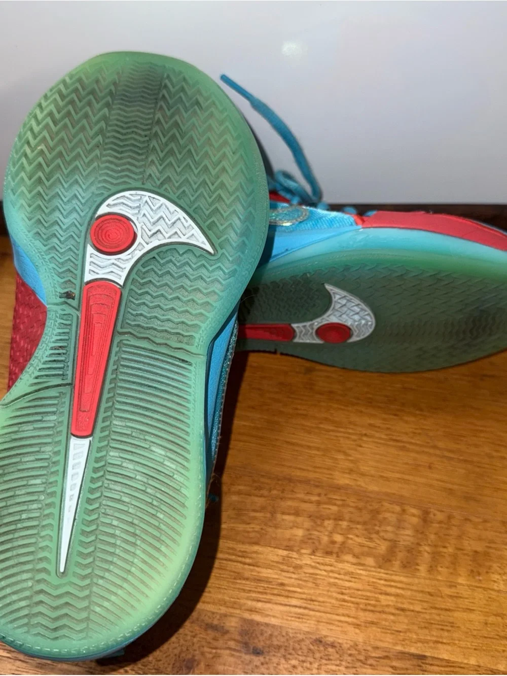Nike Kids Low-Top Sneakers in Turquoise and Red with White Swoosh